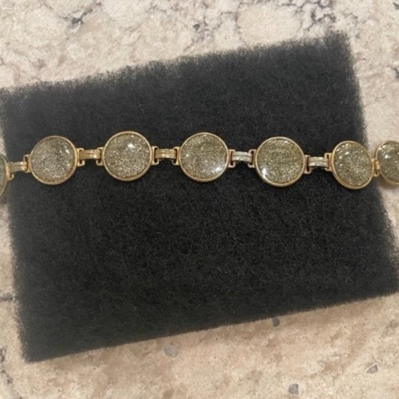 Jewelry - VINTAGE SPARKLE Green Stone and Gold Tone Bracelet Pre-Owned